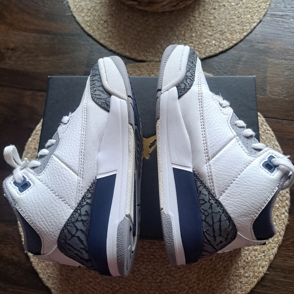 Boys Jordan 3 Retro💙🩶 - Picture 7 of 12